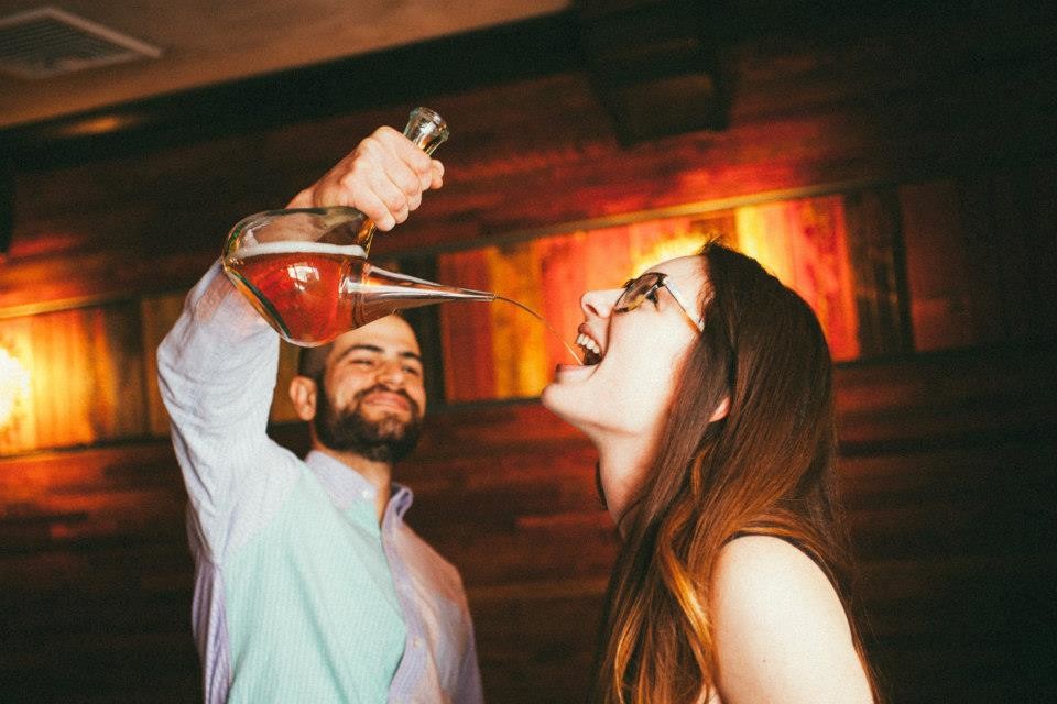 Fiesta con porrón de vino