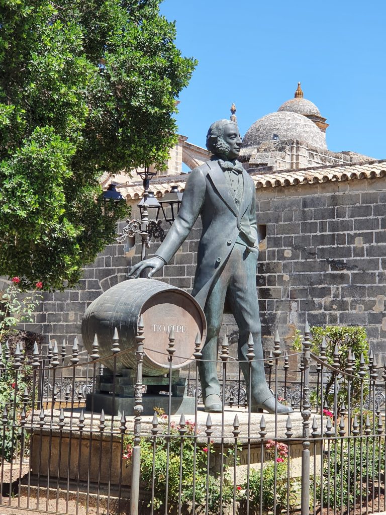 Estatua del personaje de Tío Pepe con una barrica de vino en Jerez de la Frontera
